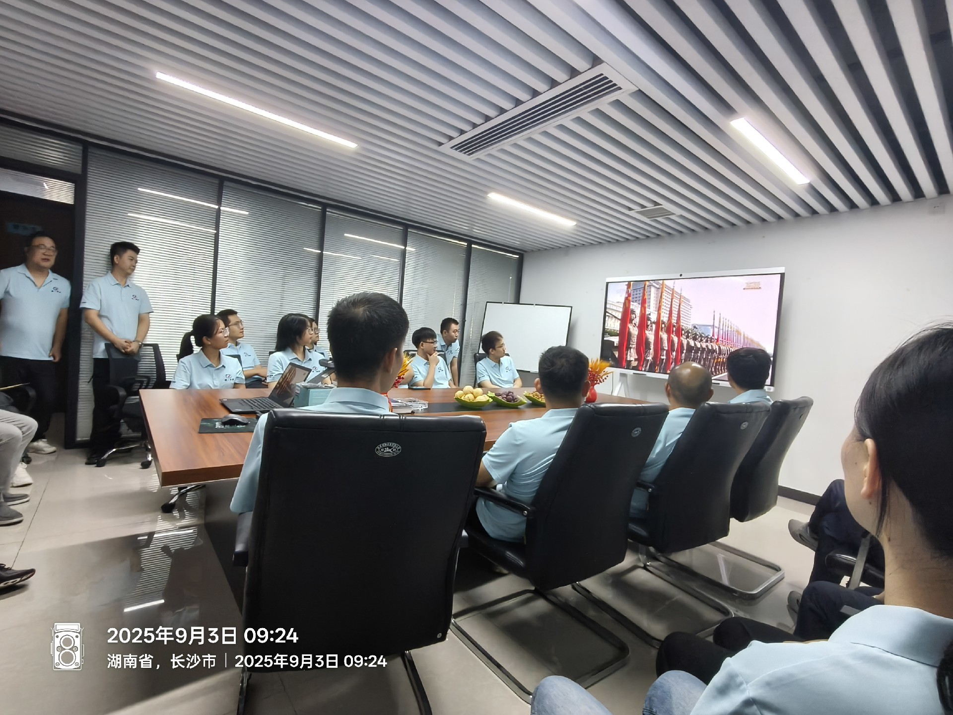 楚一測控員工代表觀看九三閱兵儀式